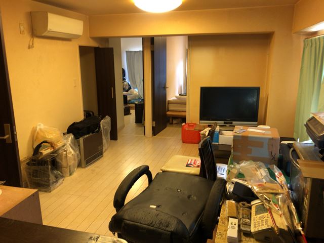 神奈川県横浜市南区別所のマンション内不用品回収前の様子です。